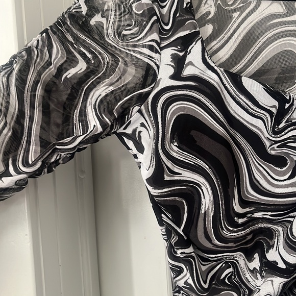 Sheer black white swirl ruched Almost Famous top - Picture 3 of 4